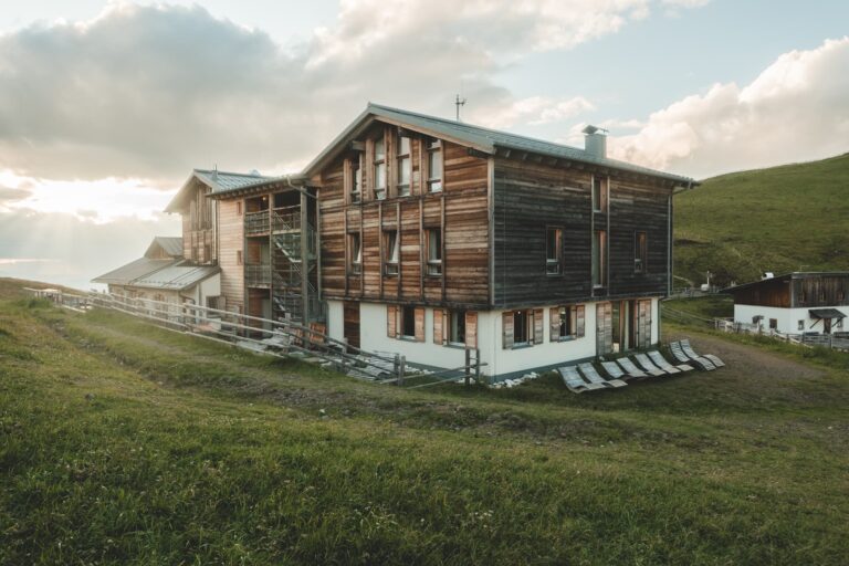 huttentocht met kinderen in de Dolomieten