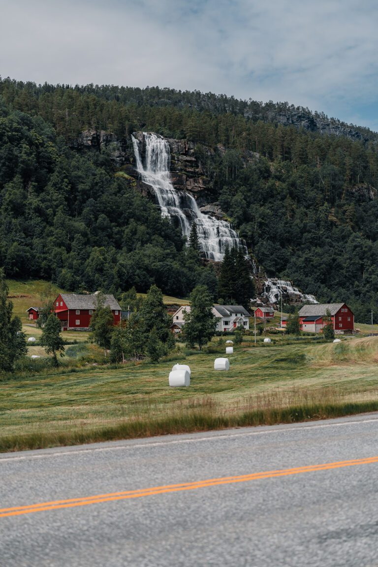 Cascade luxuriante dans les plus beaux fjords de Norvège