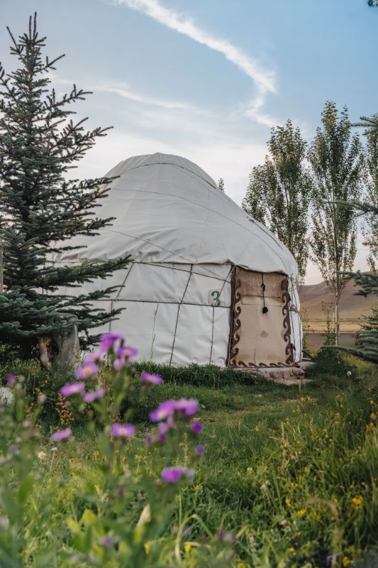 kirgisische Jurten in der Natur