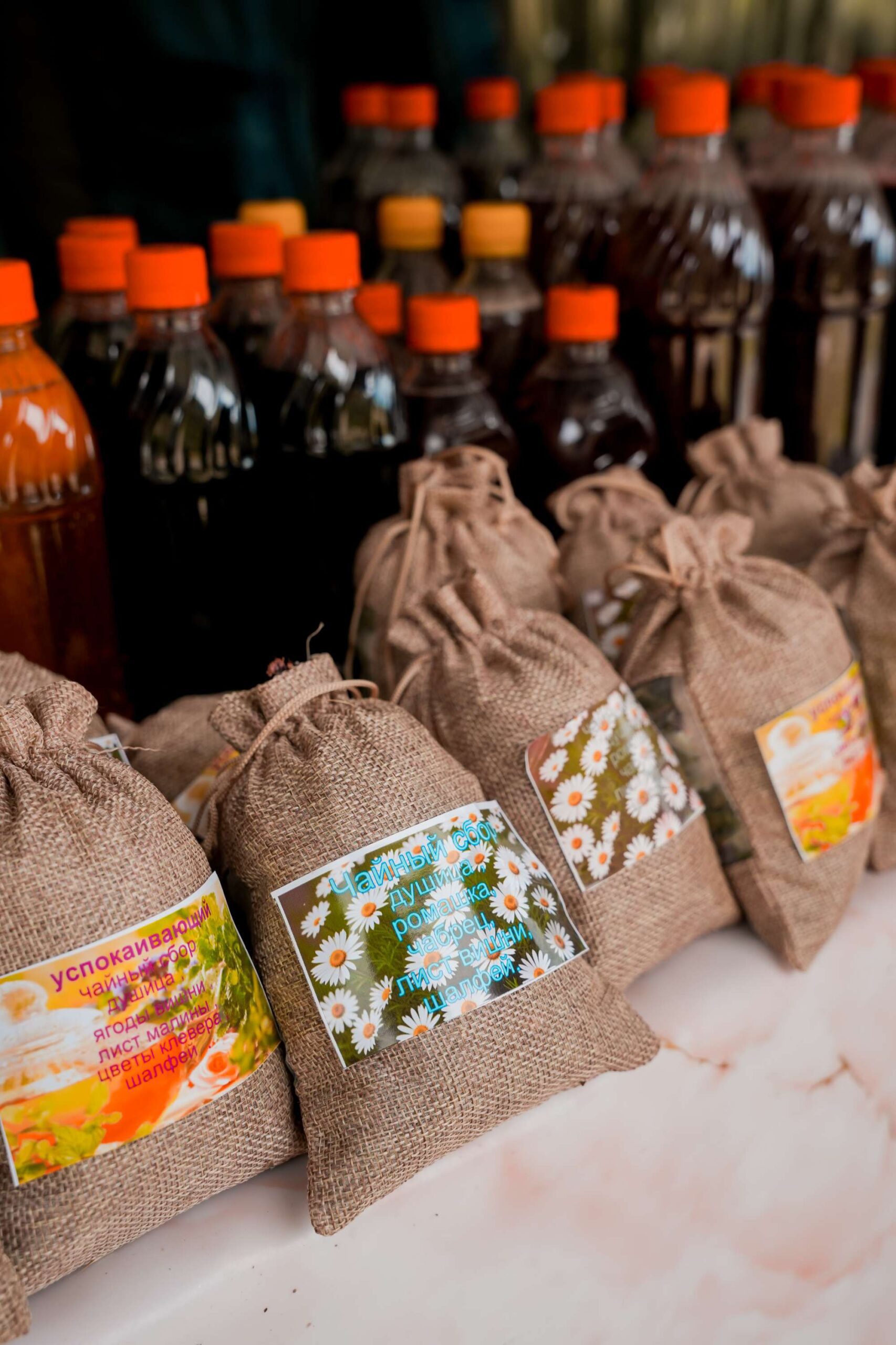 Vitrine mit Honig und kirgisischem Tee