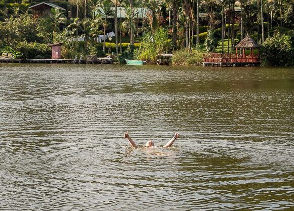 Nager dans un lac en Ouganda