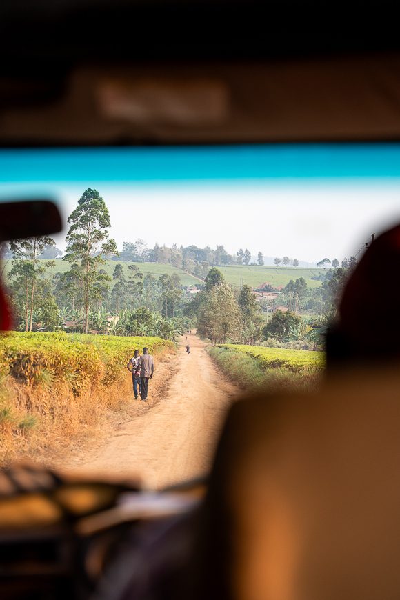 Vue de l'Ouganda depuis la voiture lors d'un roadtrip à travers l'Afrique.