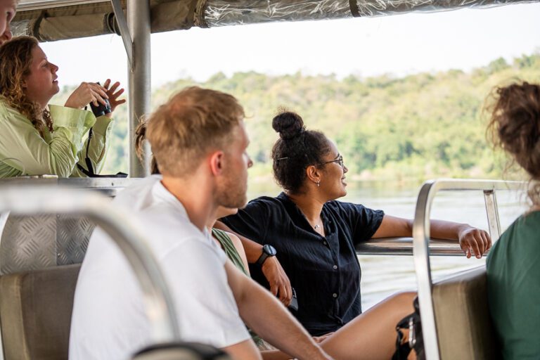 Des gens sur un bateau de croisière aux chutes de Murchison.