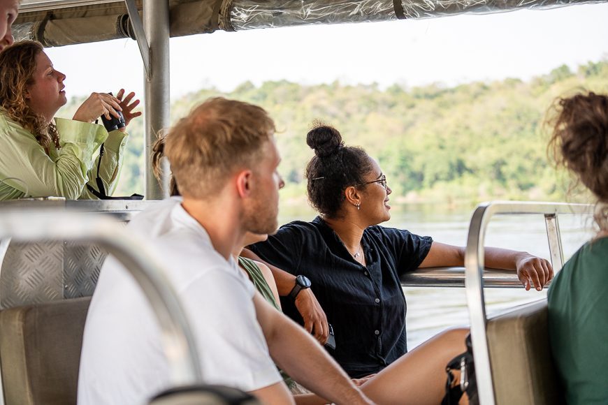 Des gens sur un bateau de croisière aux chutes de Murchison.