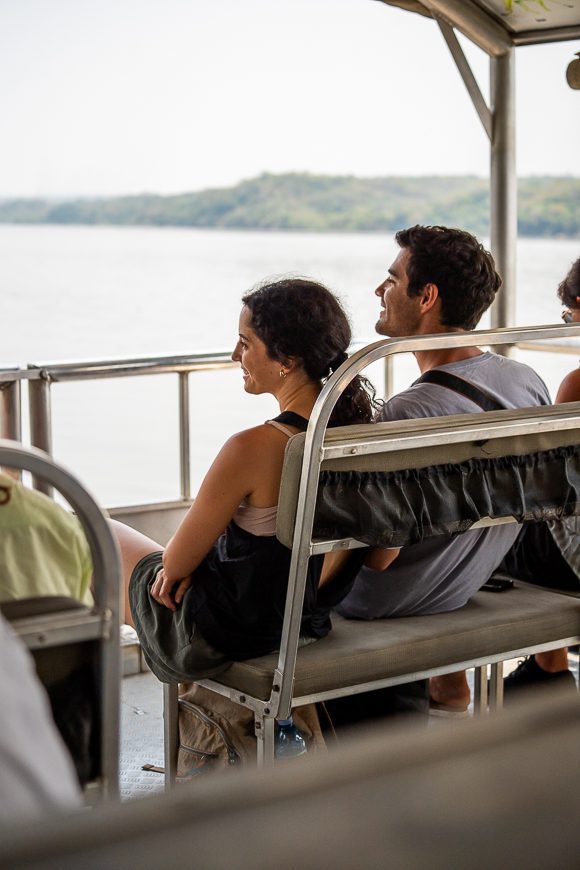 Couple en safari bateau dans le parc national des chutes Murchison
