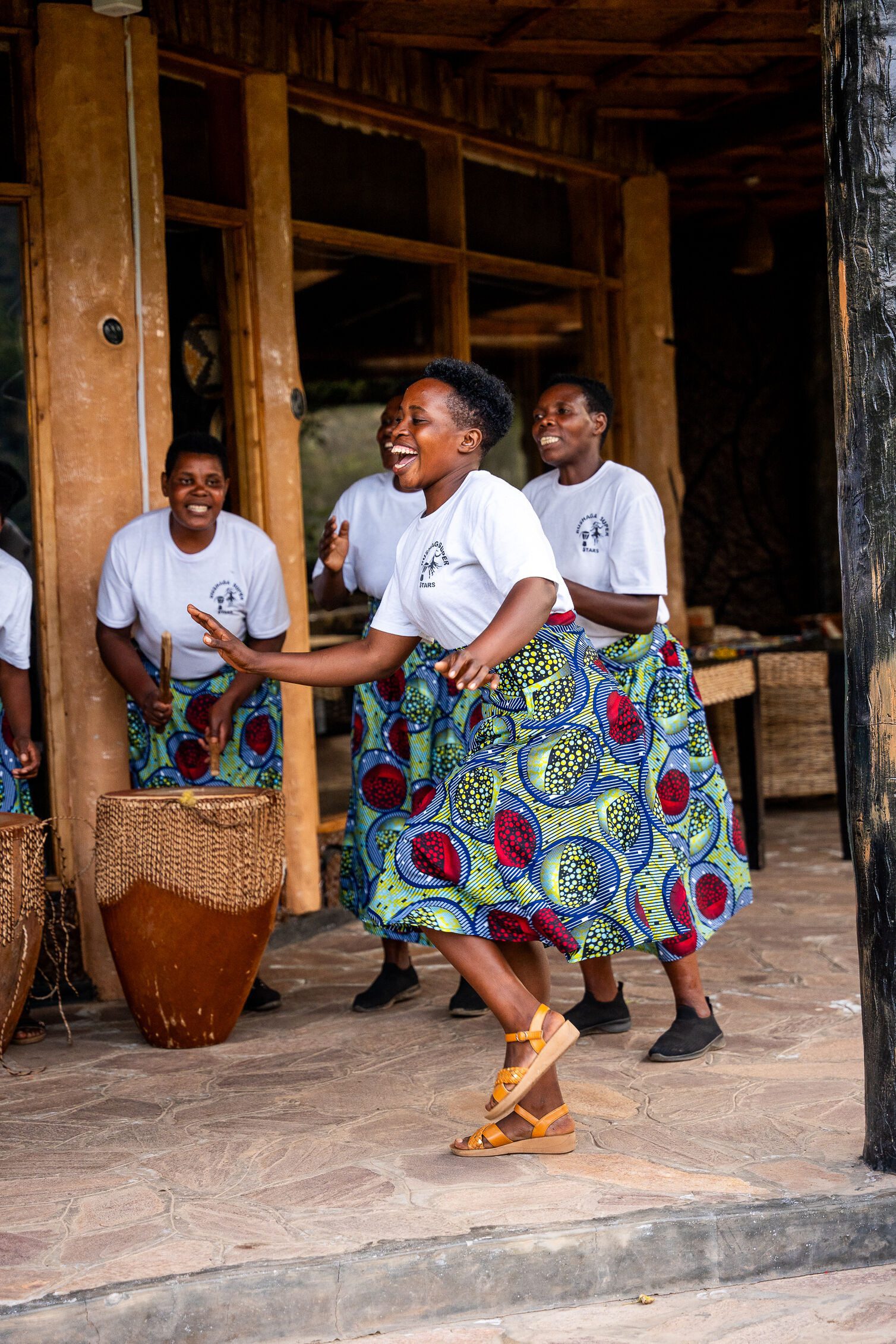 Lokale bewoners die dansen in Uganda