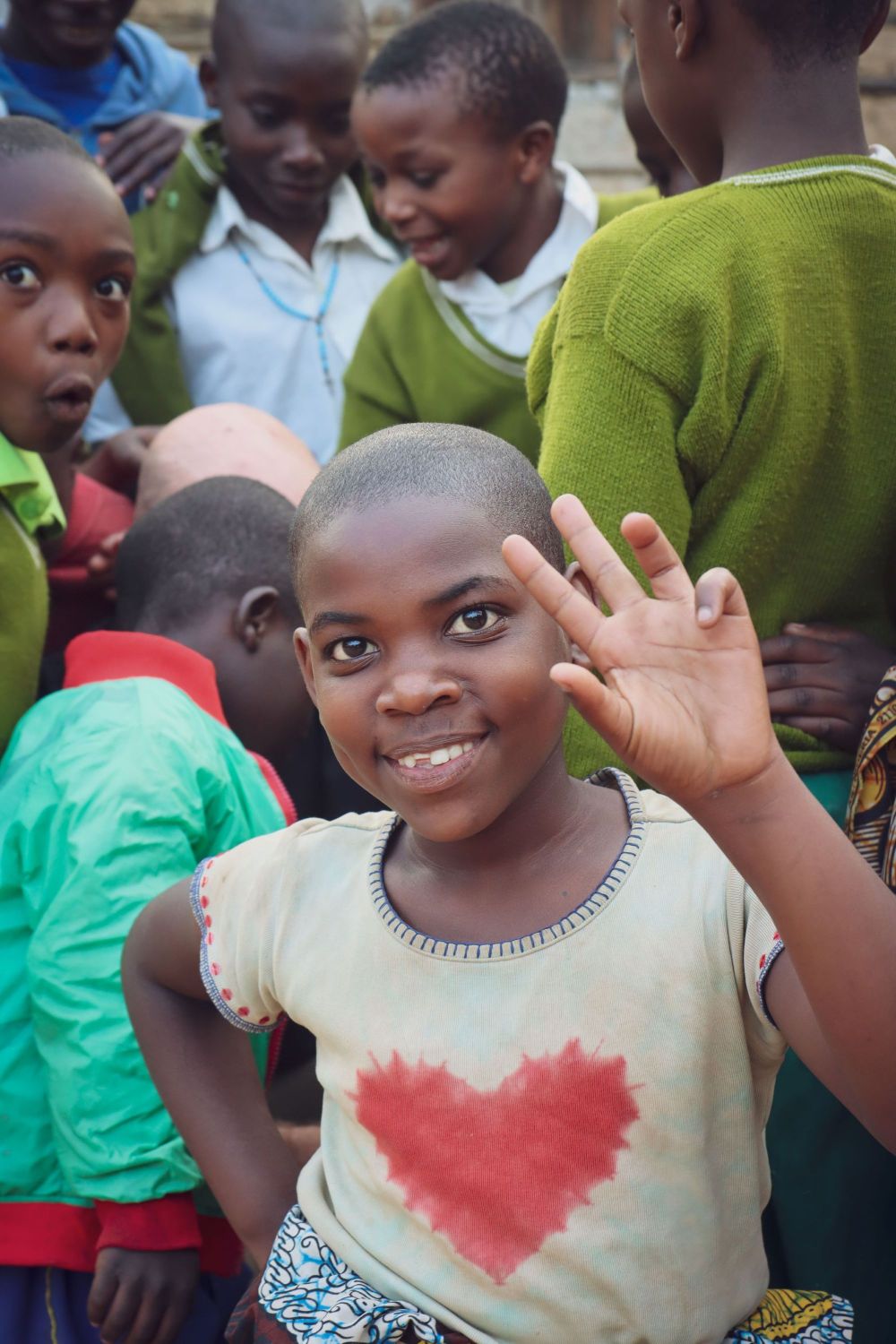 Een mooi Ugandees meisje dat poseert.