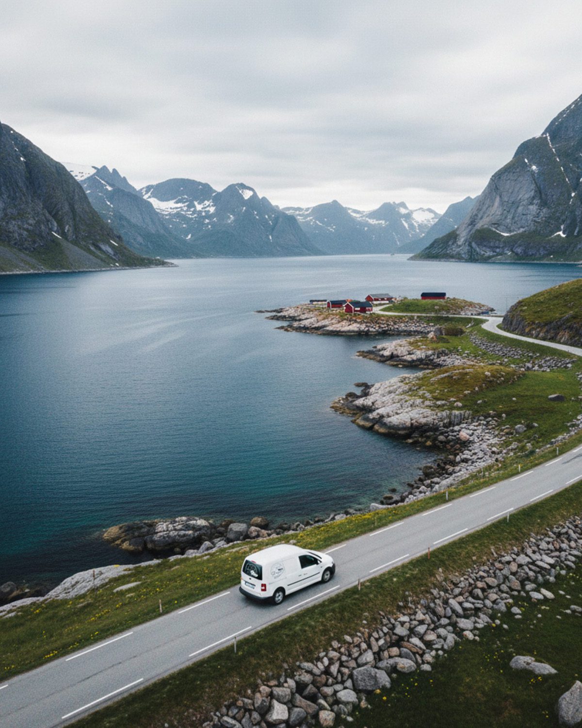 Louer un van pour tes vacances dans les Lofoten en Norvège.