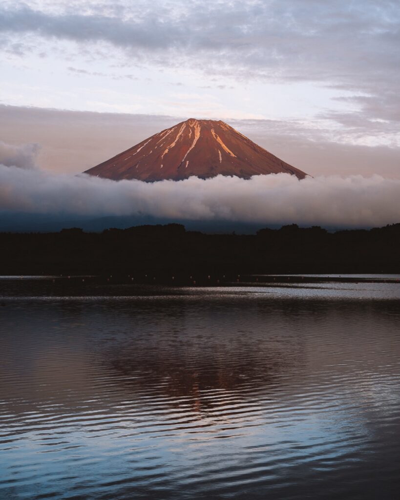 roadtrip door Japan – reizen in Japan – Japans landschap – natuur in Japan – cultuur in Japan – traditionele Japanse architectuur – Japanse tempel – streetfood in Japan – Japanse bergen – reizen met de auto in Japan – lokale ervaringen Japan – authentiek Japan – verborgen plekken Japan – Japanse stad – landelijke Japan – Japan in de herfst – Japan in de lente – avontuurlijke reis Japan – uitzicht in Japan – Japan Nomads reis