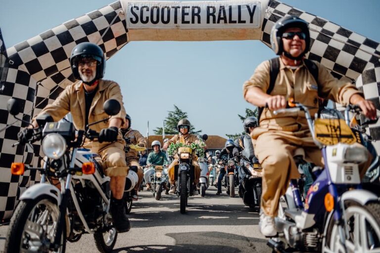 Een rally met de brommer langs de mooiste routes van de Belgische Ardennen.