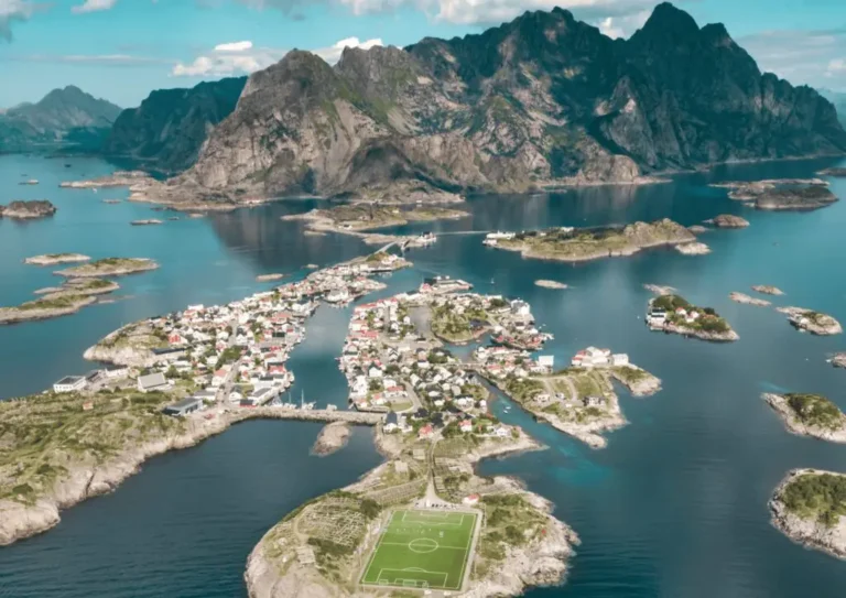 Paysage de montagnes dans les îles Lofoten