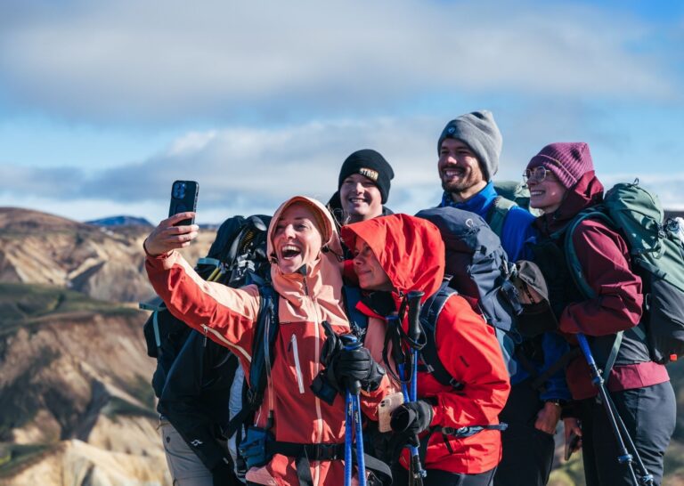 Un groupe se prend en photo en Islande
