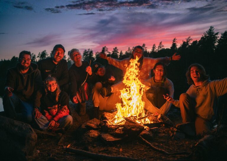 Groupe autour d'un feu lors d'un voyage de groupe