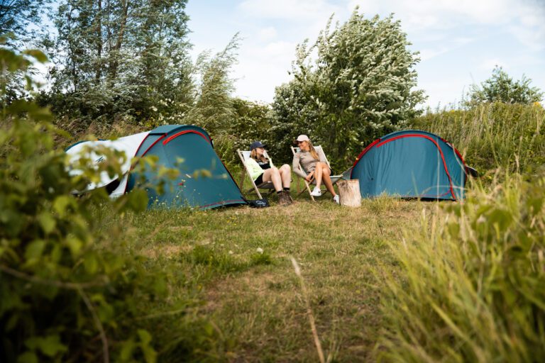 Image de deux personnes sous une tente lors d'un voyage de groupe