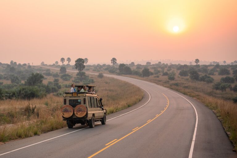 Photo d'une voiture lors d'un safari en Ouganda
