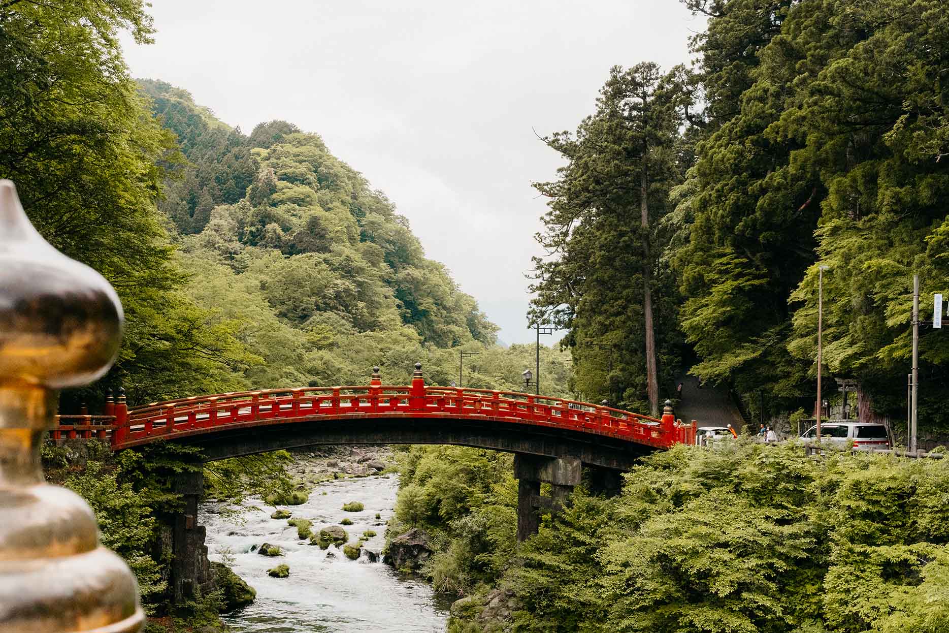 pont rouge japonais avec forêt et rivière en dessous