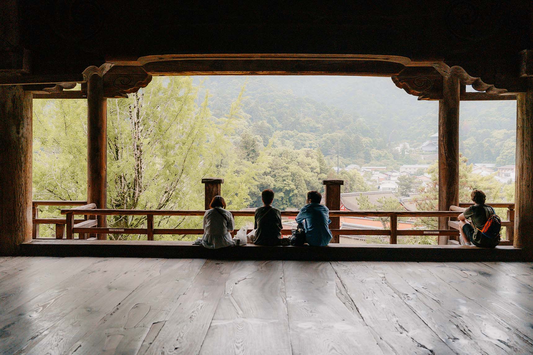 3 personnes assises dans un temple japonais