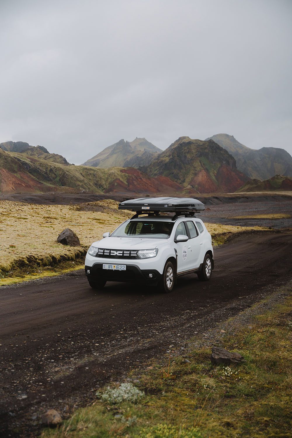 road trip en Islande, voiture qui roule, paysages majestueux