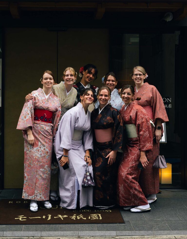 Groupe d'aventurières en kimono dans les rues de Kanazawa