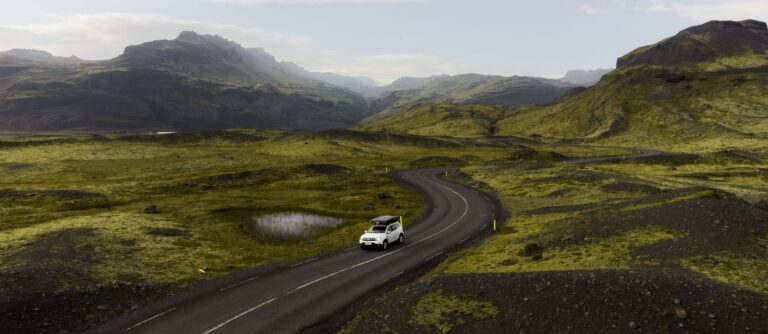 Voiture en road trip en Islande, paysage grandiose d'Islande