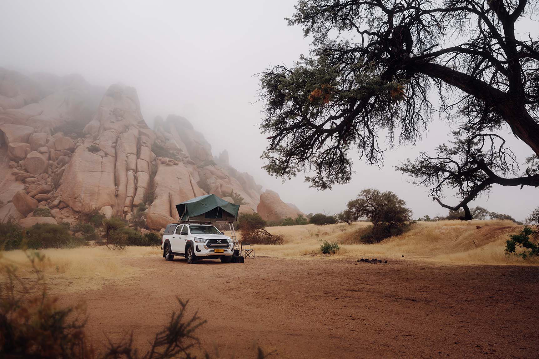 road trip en Namibie, 4x4 avec tente de toit sur un sport de camping dans la savane