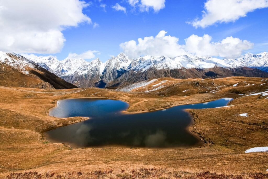 Lac au milieu des montagne en Géorgie