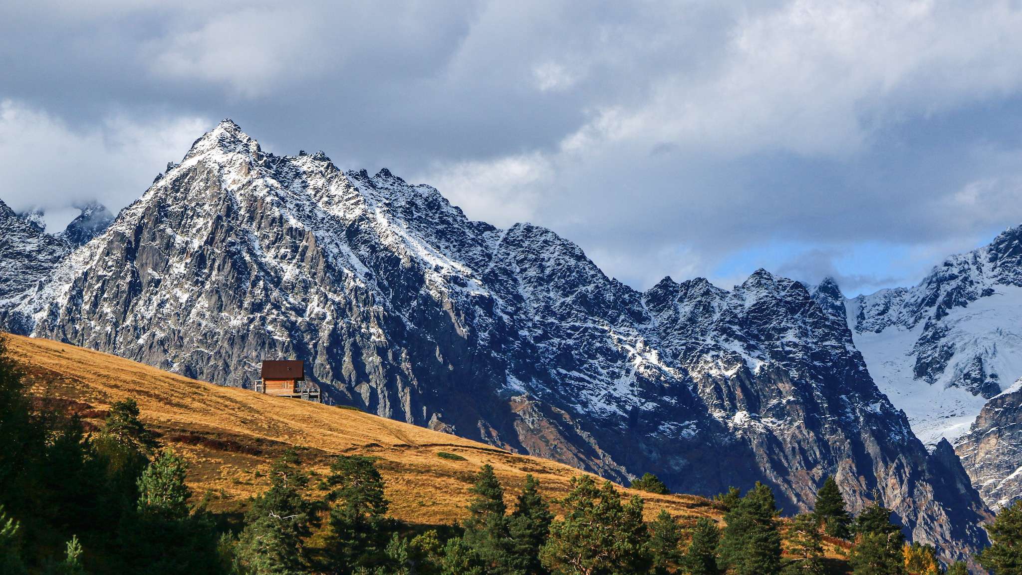 Montagne enneigées avec une maison