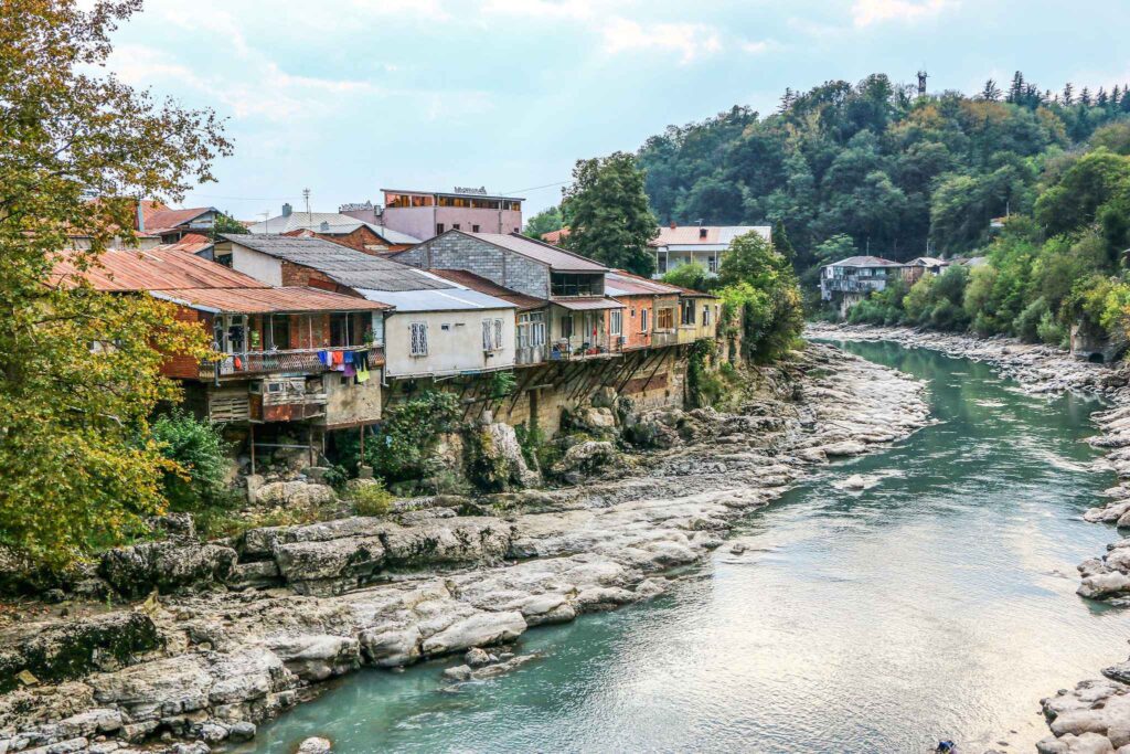 rivière qui passe à côté d'une ville