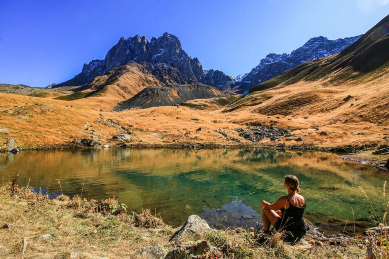 Lac au milieu des montagne en Géorgie