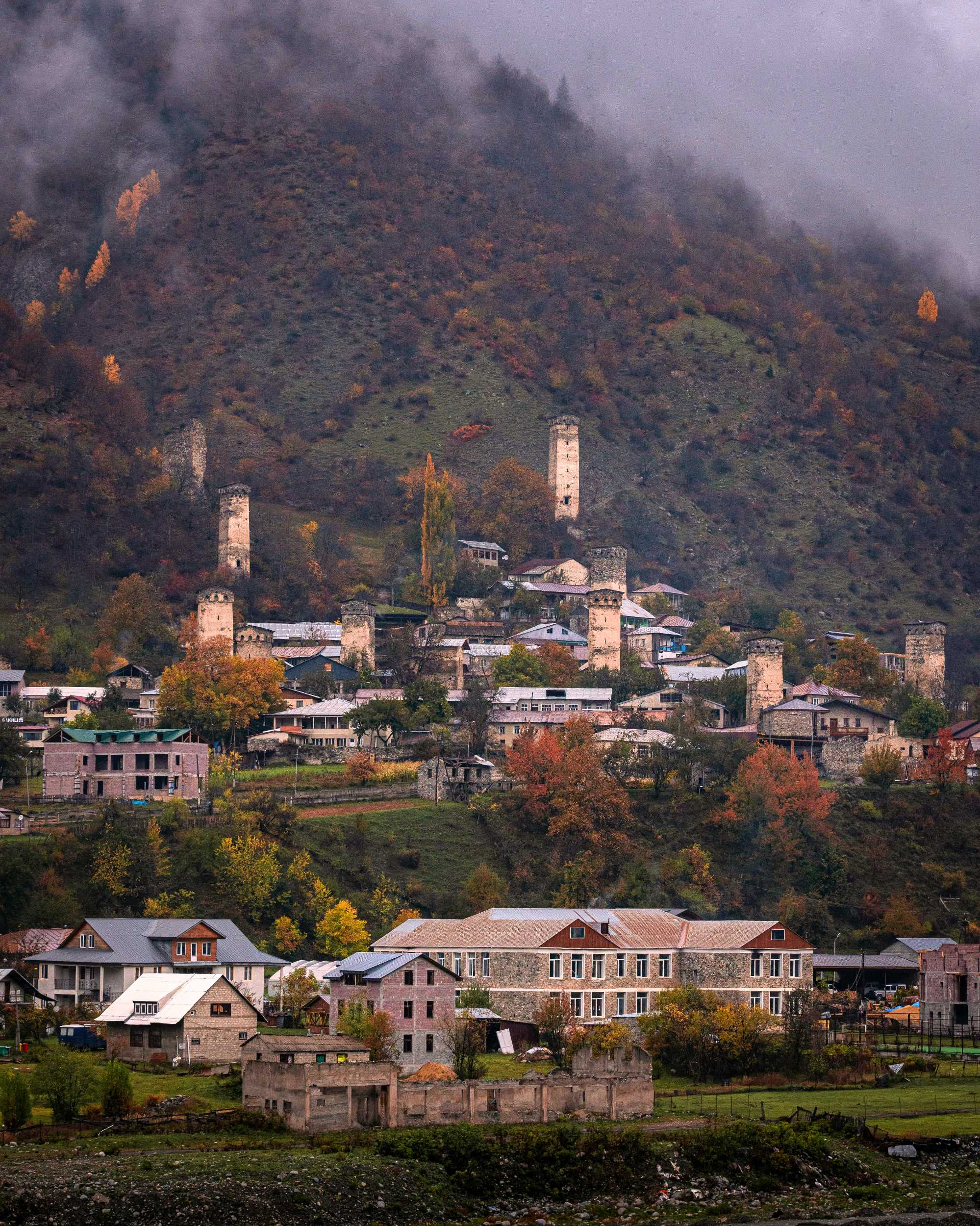 village de mestia dans les montagnes