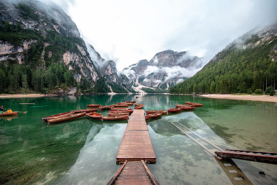 Steiger en bootjes op Lago Di Braies