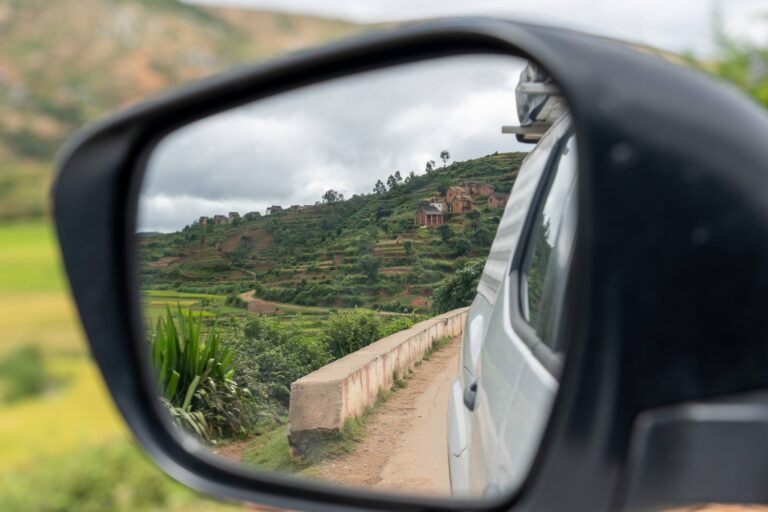 Reflet d'un paysage dans le rétro