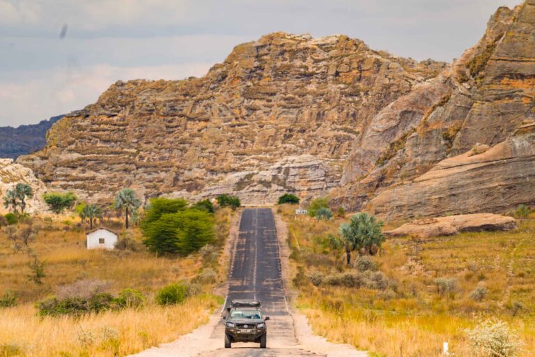 4x4 sur une route face au montagne