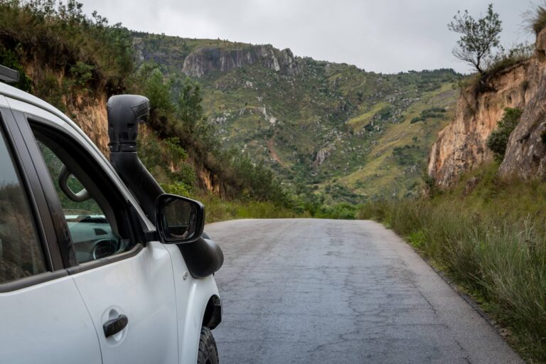 4x4 sur une route face au montagne