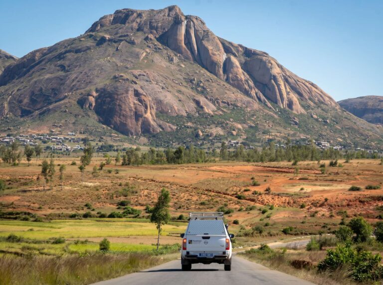 4x4 sur une route face au montagne