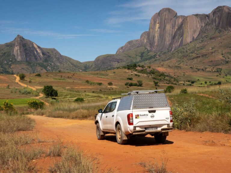 Voiture 4x4 sur une route de terre en pleine nature
