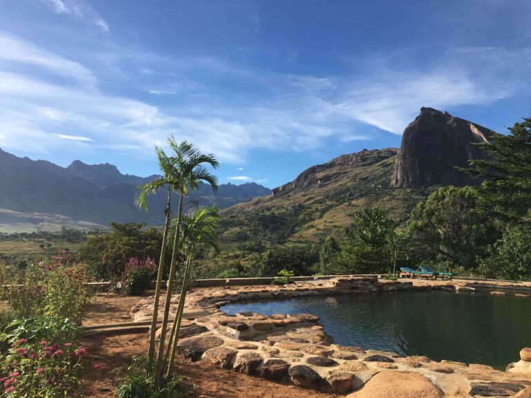 Piscine en pleine nature avec des montagnes dans le fond