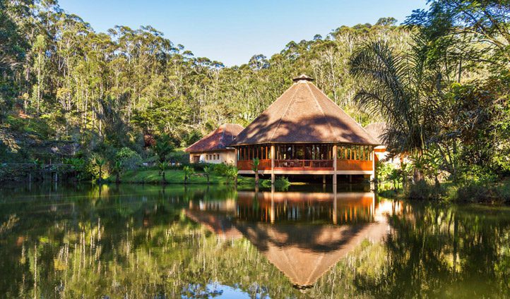 Hôtel au dessus de l'eau en pleine nature