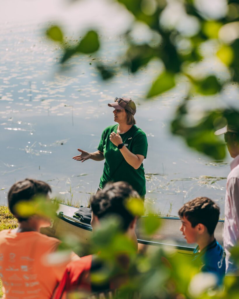 ranger geeft instructies - vakantie zweden - met kinderen op reis - kanotocht Zweden- reizen met kinderen
