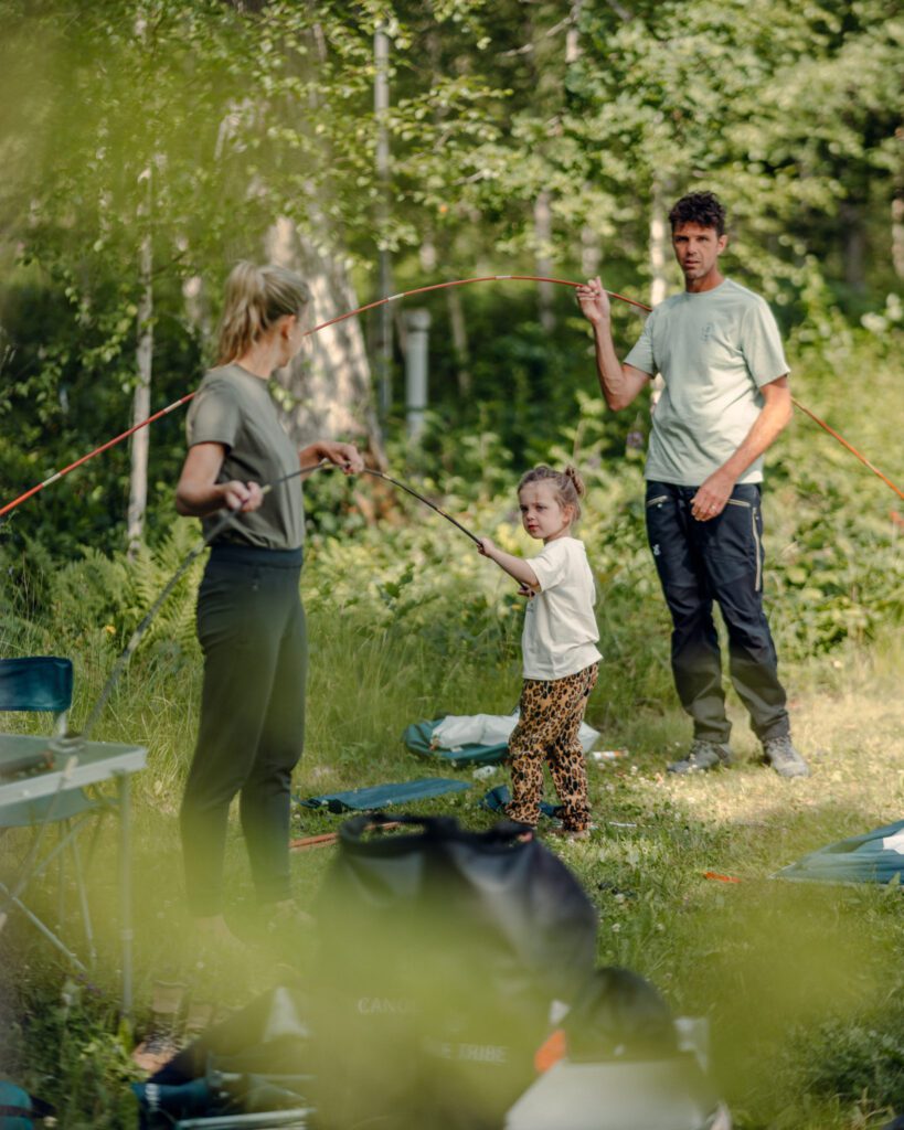 tent opzetten - vakantie zweden - met kinderen op reis - kanotocht Zweden- reizen met kinderen
