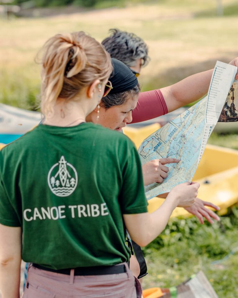 lecture de carte - vacances en Suède - voyage avec des enfants - excursion en canoë en Suède - voyager avec des enfants