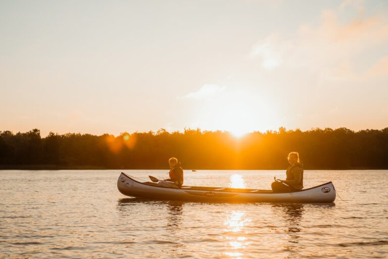 canoë à - vacances en Suède - voyager avec des enfants - balade en canoë en Suède - voyages avec des enfants