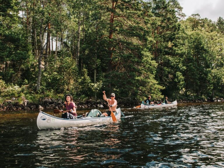 familie in een kano in Zweden - vakantie zweden - met kinderen op reis - kanotocht Zweden- reizen met kinderen