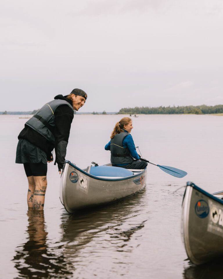 vacances en Suède - voyager avec des enfants - excursion en canoë en Suède - voyages avec des enfants