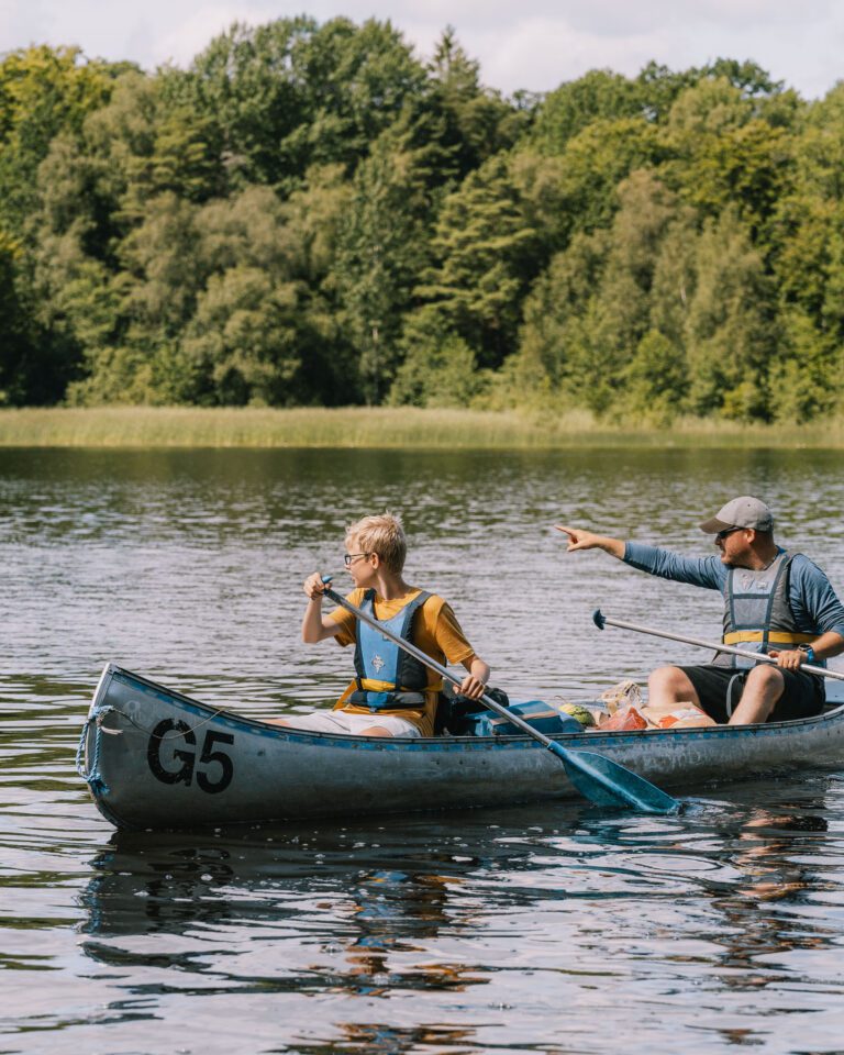 famille va faire du canoë - vacances en Suède - voyage avec des enfants - excursion en canoë en Suède - voyager avec des enfants