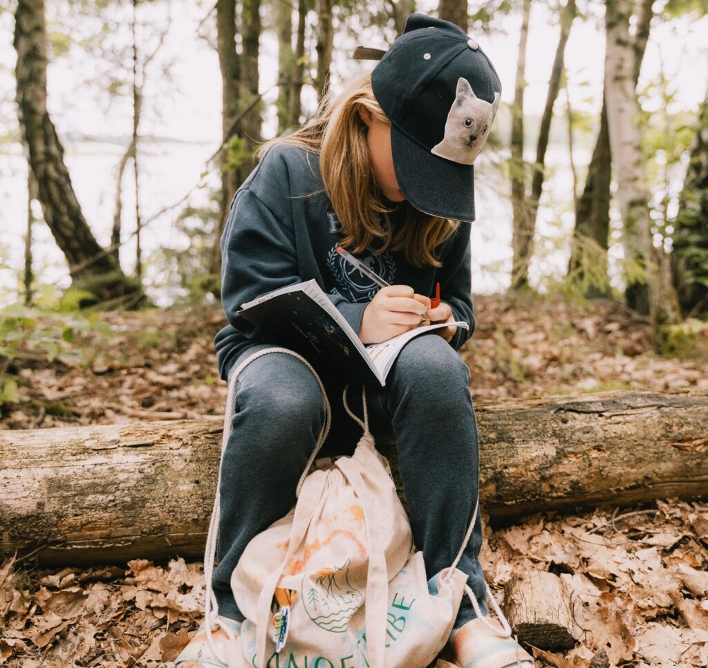 kind in het bos - vakantie zweden - met kinderen op reis - kanotocht Zweden- reizen met kinderen