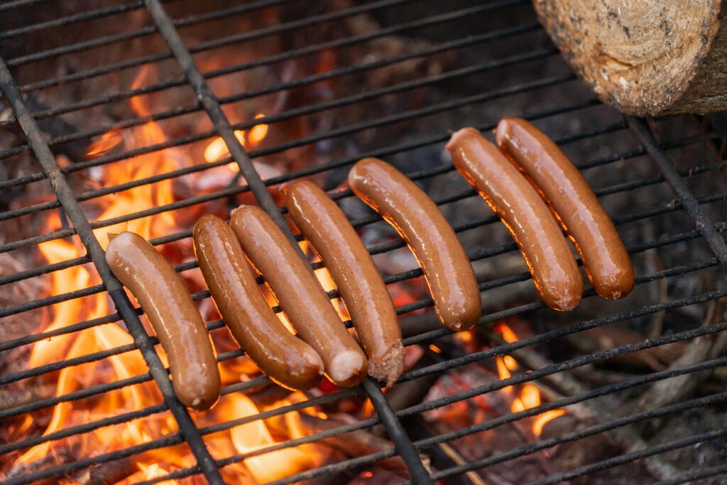 saucisses au-dessus du feu de camp - vacances en Suède - voyager avec des enfants - randonnée en canoë en Suède - voyages avec des enfants