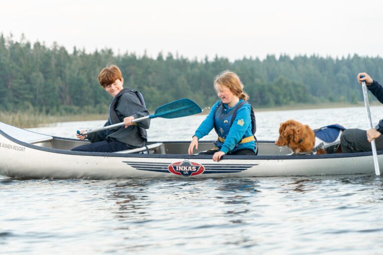enfants et chien dans le canoë - vacances en Suède - voyager avec des enfants - balade en canoë en Suède - voyages avec des enfants