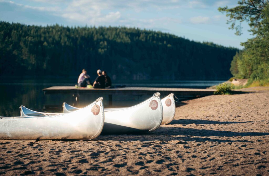 kayaks au bord de l'eau - vacances en Suède - voyager avec des enfants - excursion en kayak en Suède - voyages avec des enfants