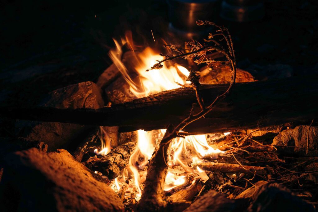 feu de camp - vacances en Suède - voyager avec des enfants - excursion en canoë en Suède - voyages avec des enfants